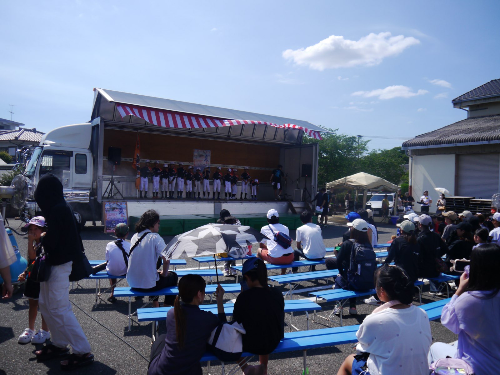 ステージイベントを楽しむ観客の様子